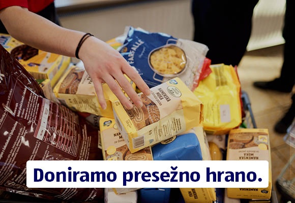 Hrana v embalaži v ozadju, napis: Doniramo presežno hrano.