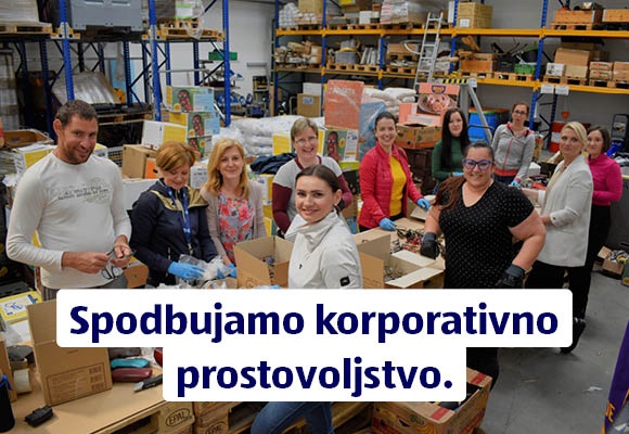 Hofer zaposleni v skladišču, napis: Spodbujamo korporativno prostovoljstvo.