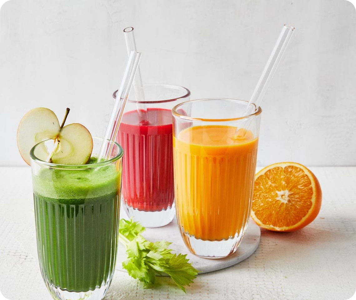 Drei Detox-Säfte aus Obst und Gemüse.