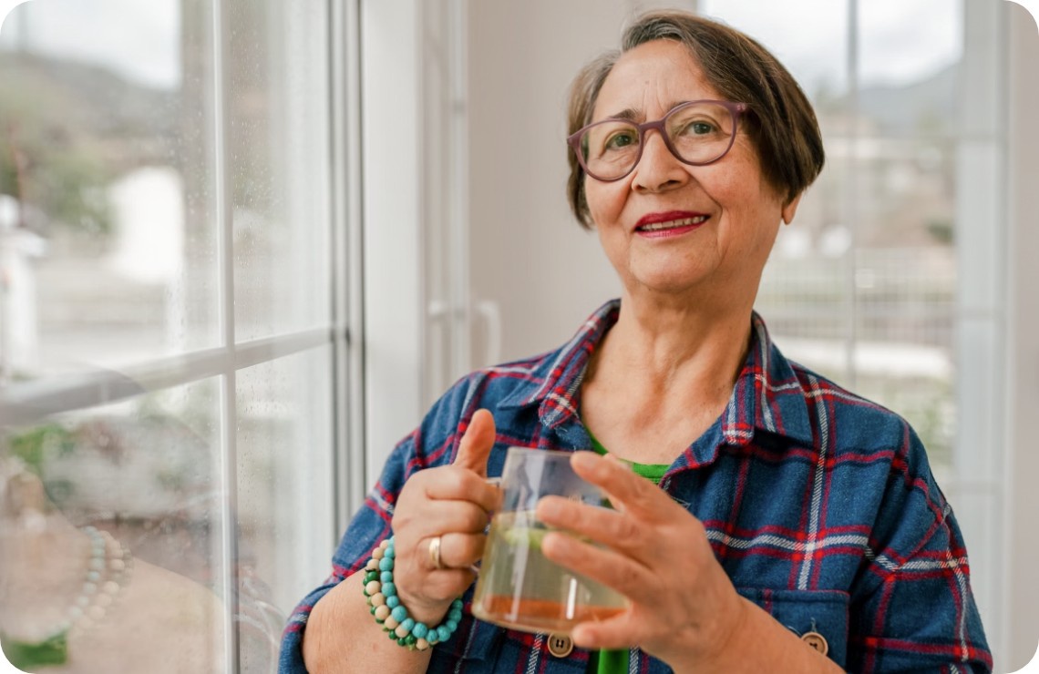 Eine Frau mit einem vitaminreichen Saft.