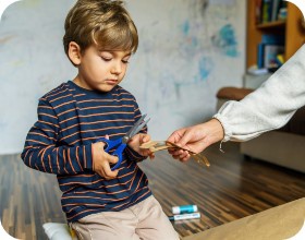 Mutter und Sohn beim gemeinsamen Basteln und Ausschneiden