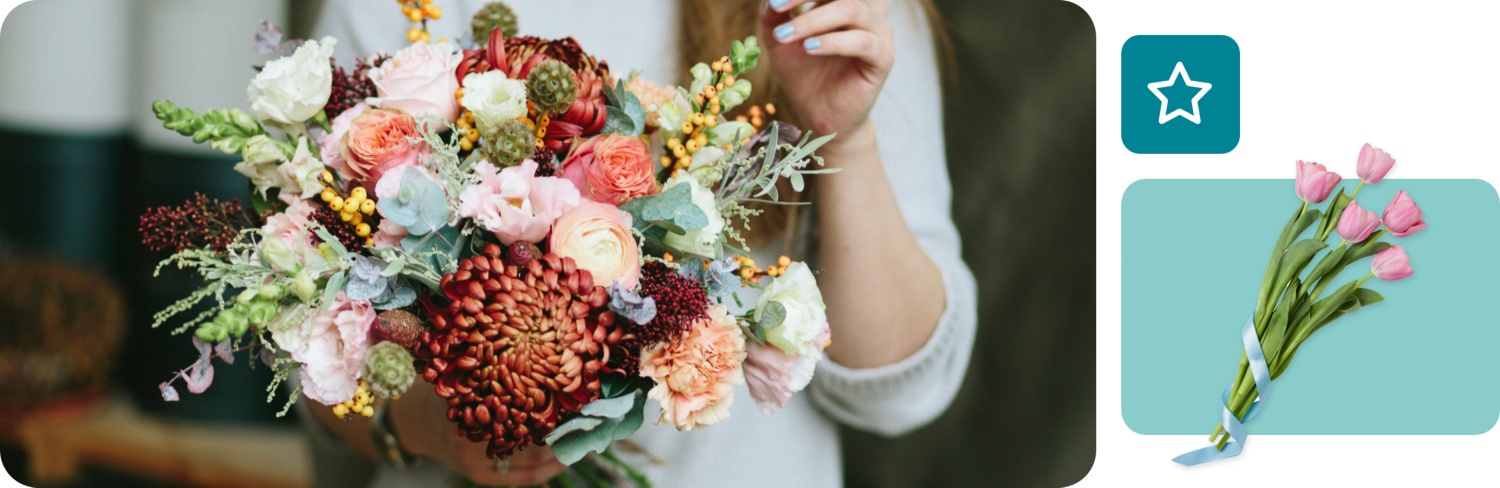 Person hält ein voluminöses und buntes Blumengesteck in den Händen.