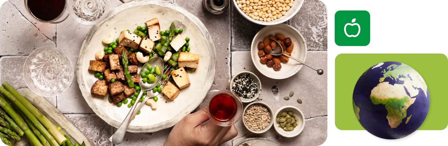 Tischszene mit veganem Gericht und Schälchen mit Nüssen und Kernen.