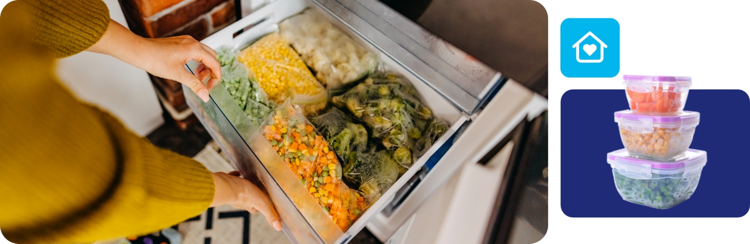 Person öffnet ein Gefrierfach, das mit abgepacktem Gemüse gefüllt ist.