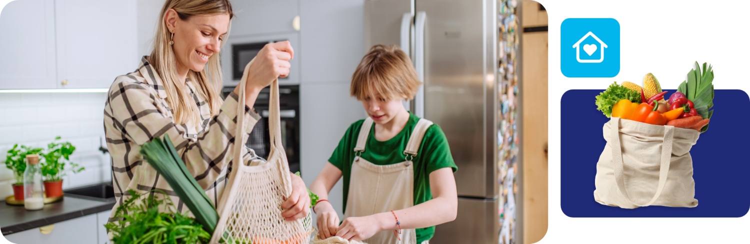 Mutter und Kind räumen frisches Gemüse aus einer Stofftasche in einer modernen Küche aus.