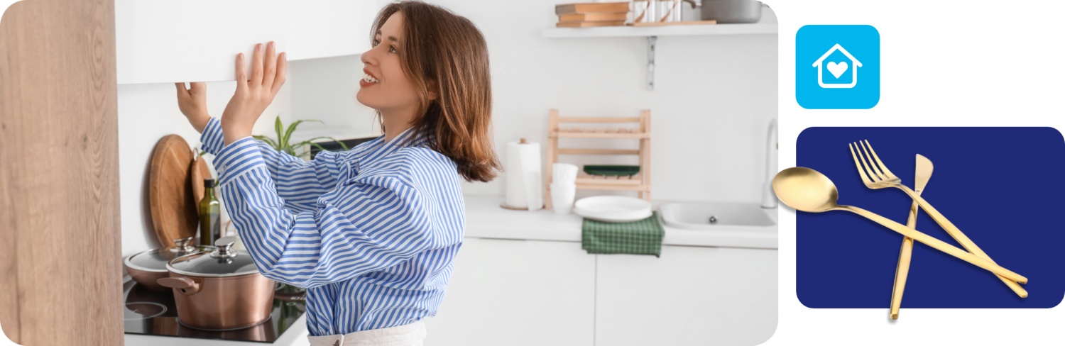 Frau in blau-weiß gestreifter Bluse öffnet einen Küchenschrank in einer modernen weißen Küche.