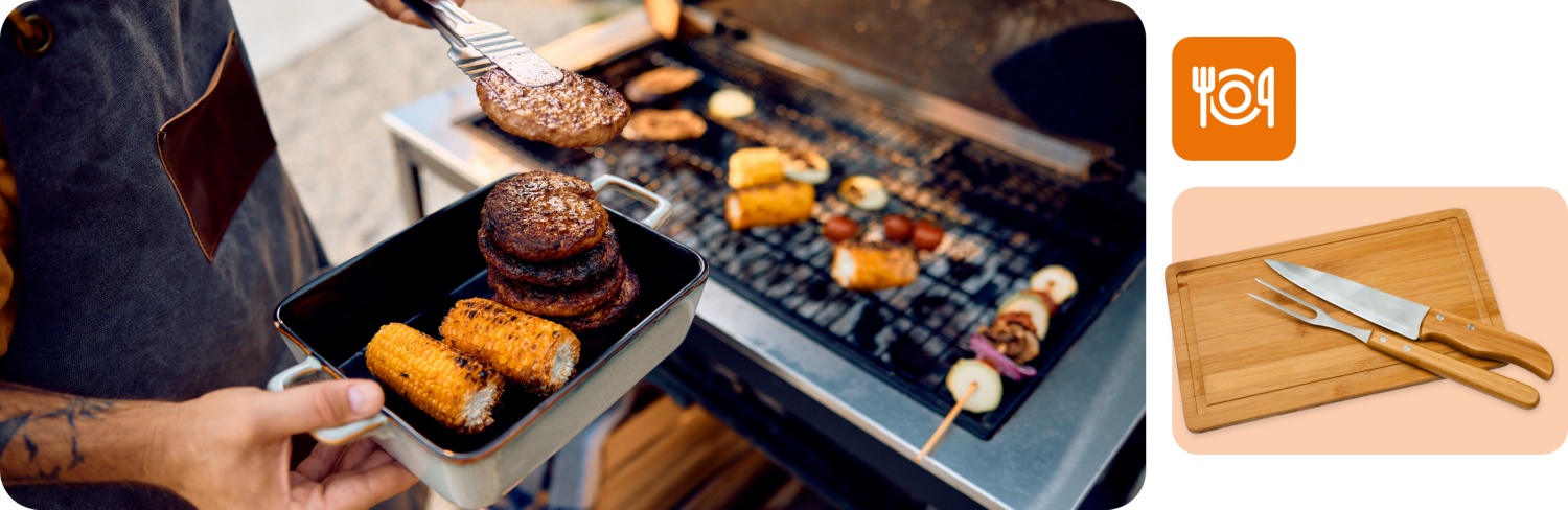 Person nimmt Grillgut aus Burger-Patties und Maiskolben vom Grill in Metallschale, daneben Gemüse auf Grillrost.
