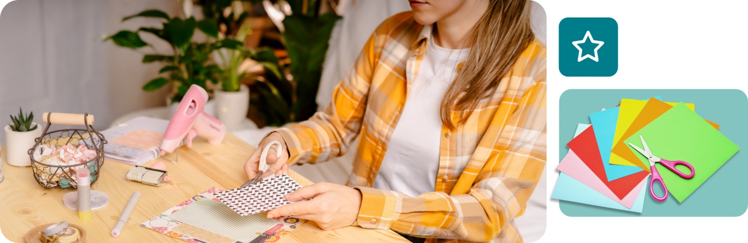 Frau in kariertem Hemd bastelt an einem Schreibtisch mit Papier, Schere und Bastelmaterialien. Kreative DIY-Handarbeitsszene.