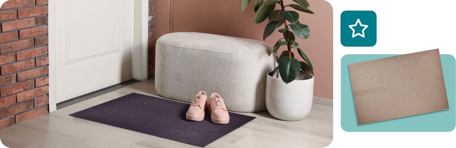 Eingangsbereich mit weißer Tür, ALDI Fußmatte in Anthrazit, rosa Schuhen, weißem Hocker und grüner Zimmerpflanze.