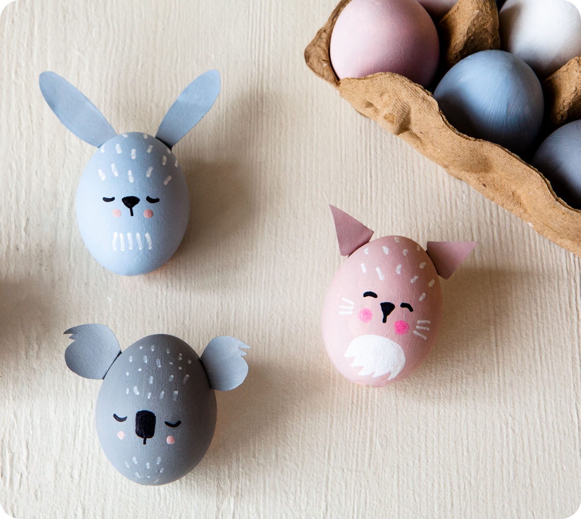 Liebevoll bemalte Ostereier als Tierfiguren. Hase, Koala und Katze mit Ohren aus Papier.