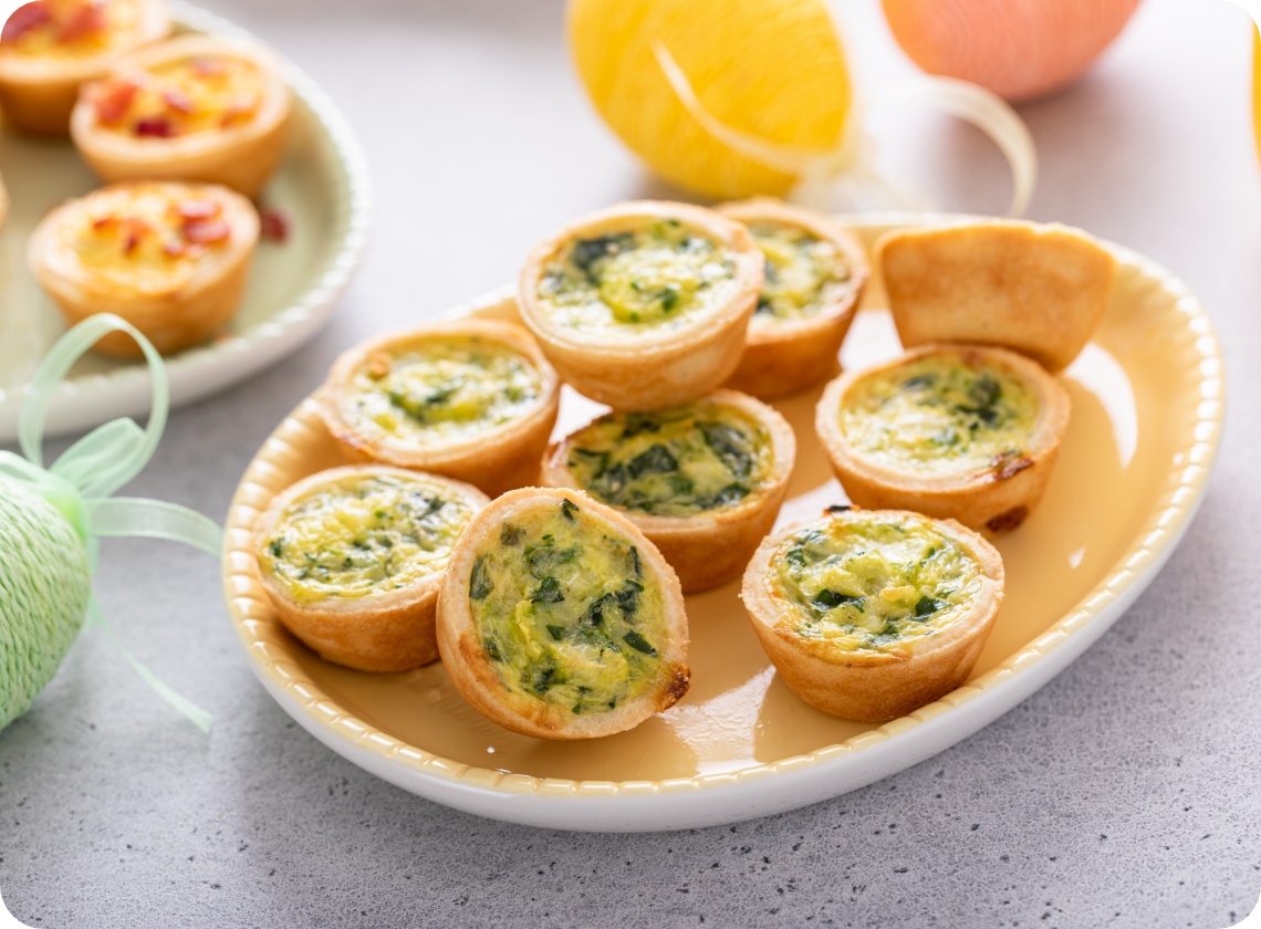 Herzhaft gebackene Quiche-Häppchen mit grünem Spinat, knusprigem Rand und cremiger Füllung.