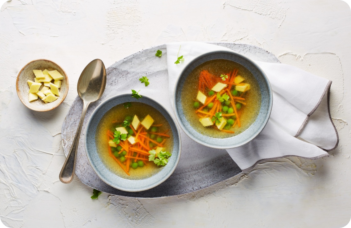 Zwei Portionen Gemüsebrühe mit Eierstich.