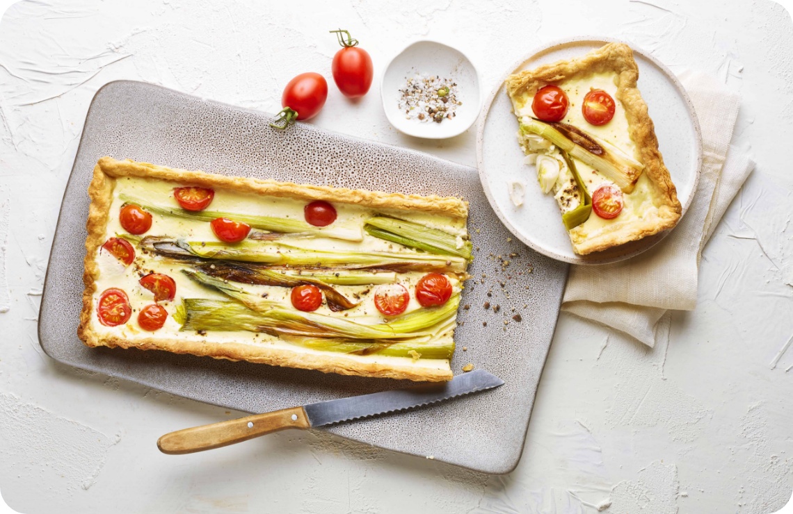 Eine frisch angeschnittene Lauchtarte als vegetarischer Hauptgang des Ostermenüs