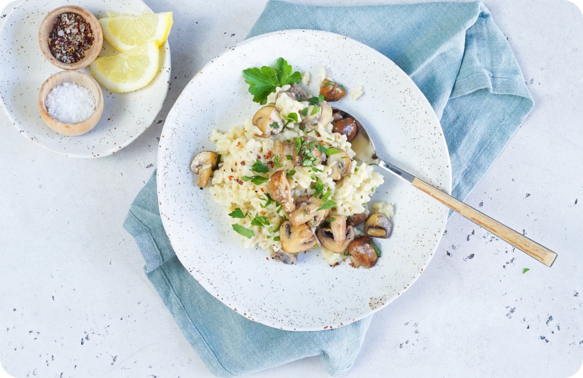 Ein Zitronenrisotto mit Pilzen als veganer Hauptgang des Menüs.