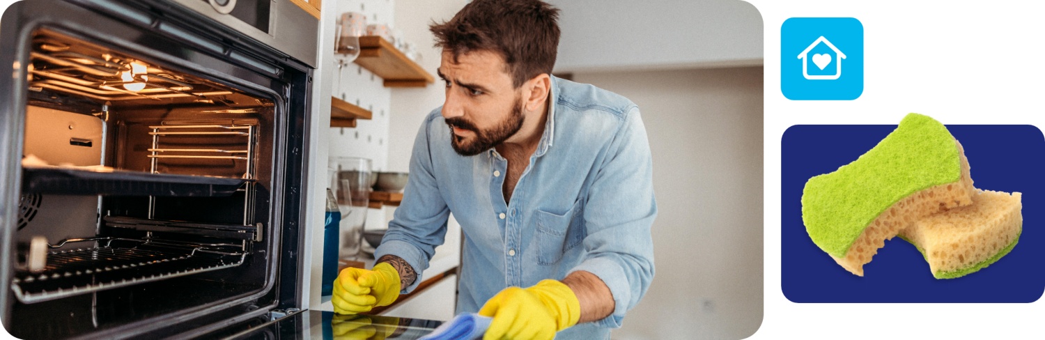 Ein Mann steht mit gelben Haushaltshandschuhen vor dem geöffneten Backofen, um ihn zu reinigen