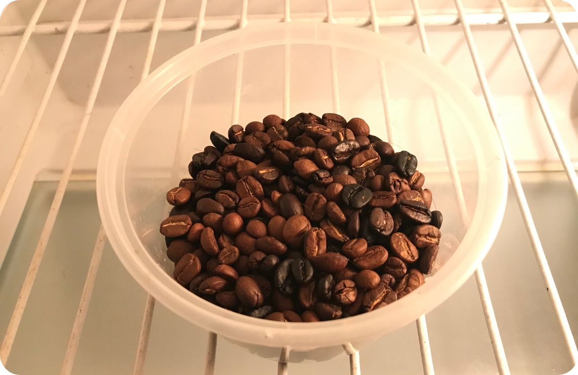 Schale mit Kaffeebohnen steht im Kühlschrank und  wird als natürlicher Geruchsneutralisierer gegen unangenehme Gerüche verwendet.