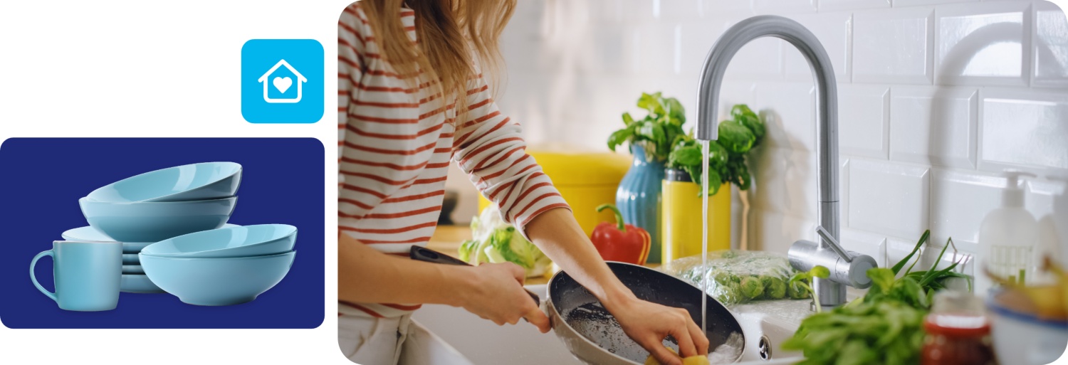 Frau wäscht eine Pfanne unter fließendem Wasser in einer modernen Küche mit frischem Gemüse
