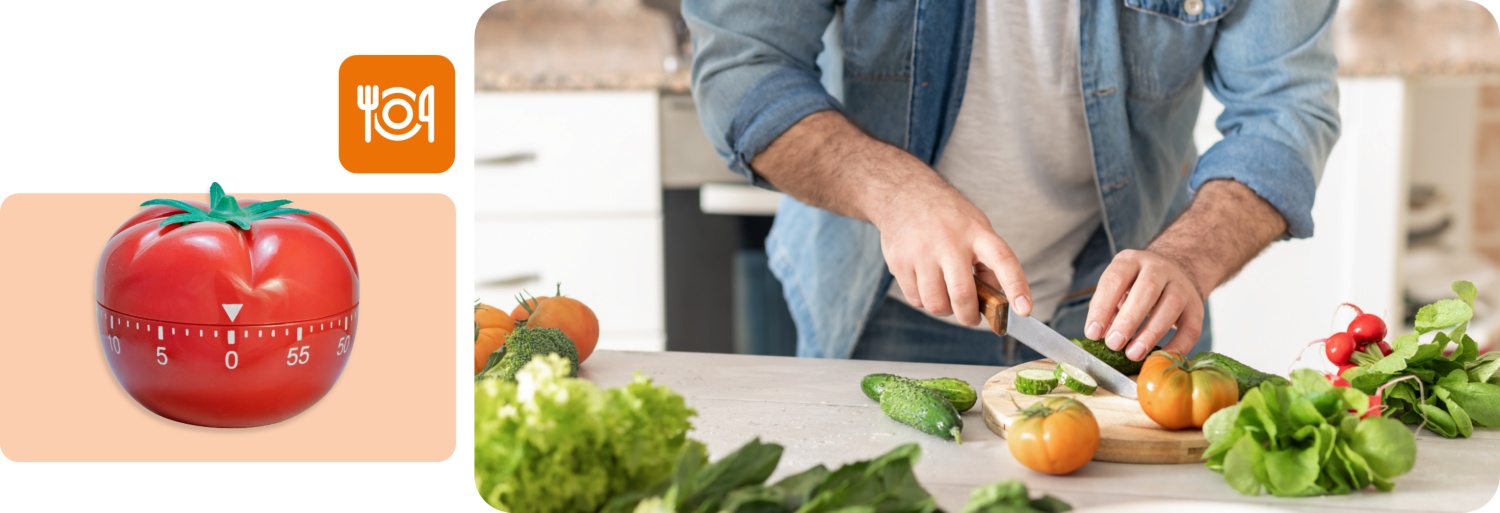 Mann in Jeansjacke schneidet frisches Gemüse in einer modernen Küche. Auf der Arbeitsplatte liegen Tomaten, Gurken und Salat.