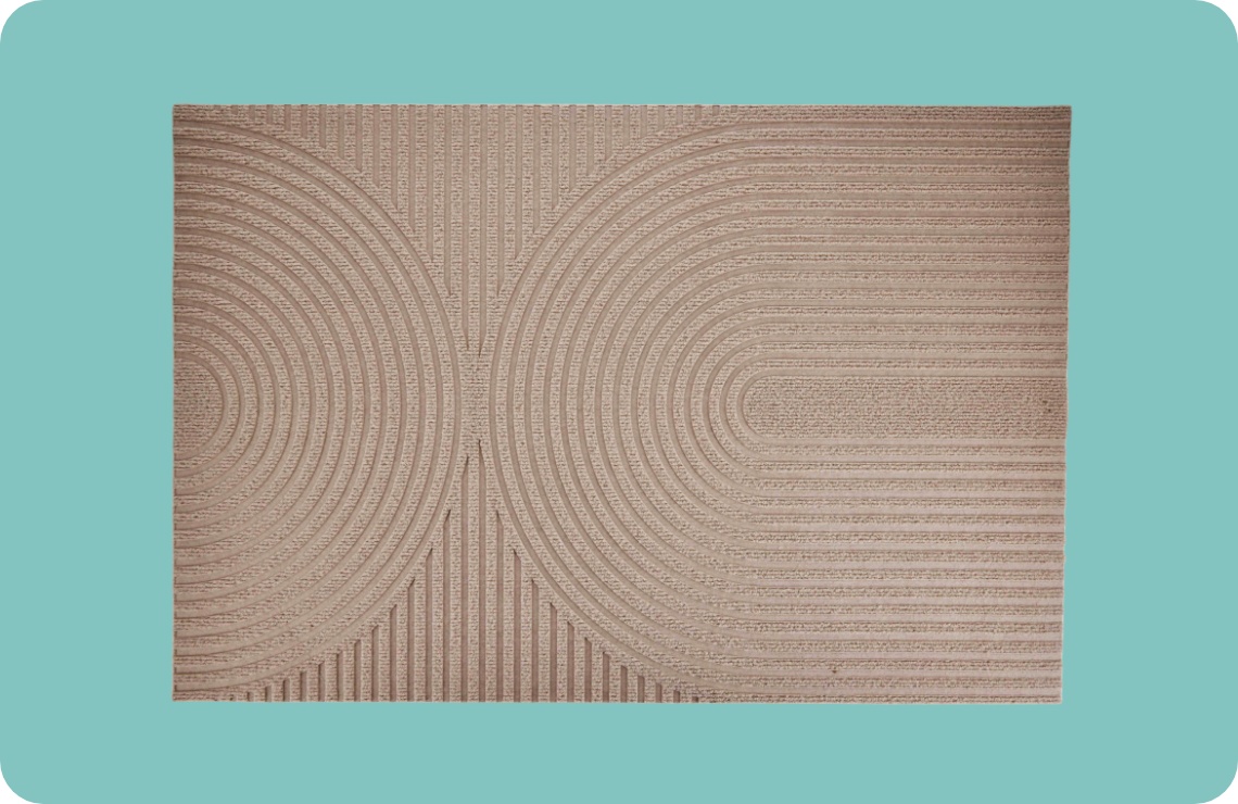 Beiger Teppich mit kreisförmigen Mustern auf blauem Hintergrund.