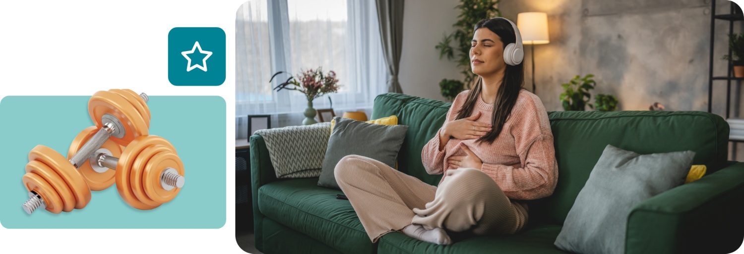 Entspannte Frau mit Kopfhörern sitzt im Schneidersitz auf grünem Sofa, Augen geschlossen, Hände auf der Brust.