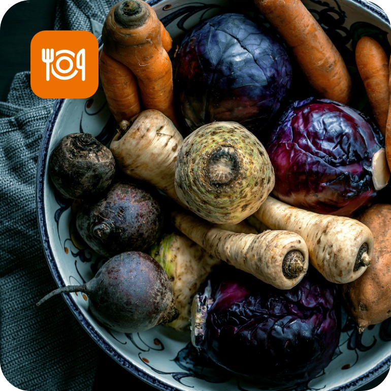 Ungewaschenes Knollengemüse in einer Schüssel.