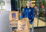 Donirana hrana pred trgovino HOFER