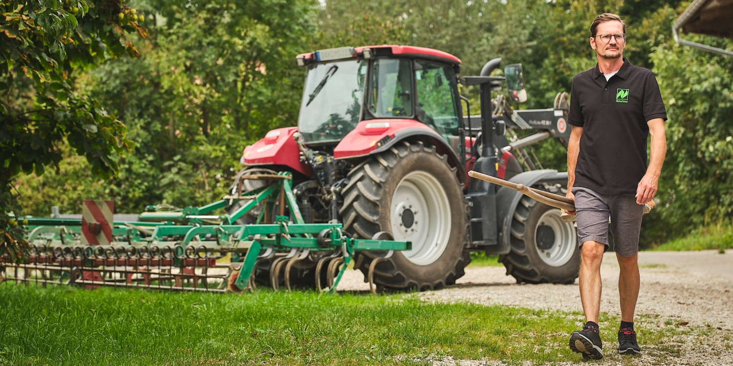 Landwirt Stefan Berthold vor einem Traktor.