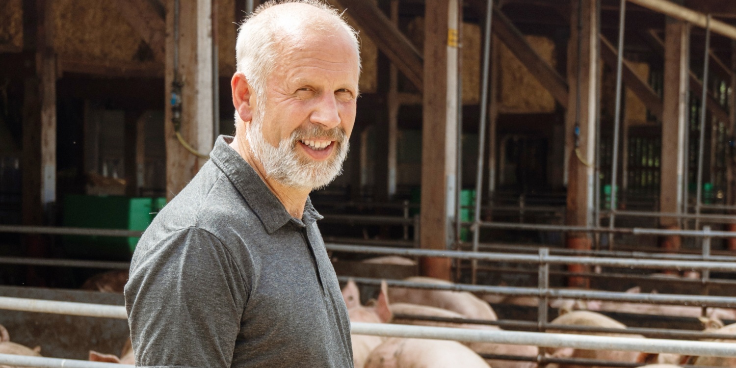 Landwirt Reinhard Brunner steht vor dem Schweinestall.