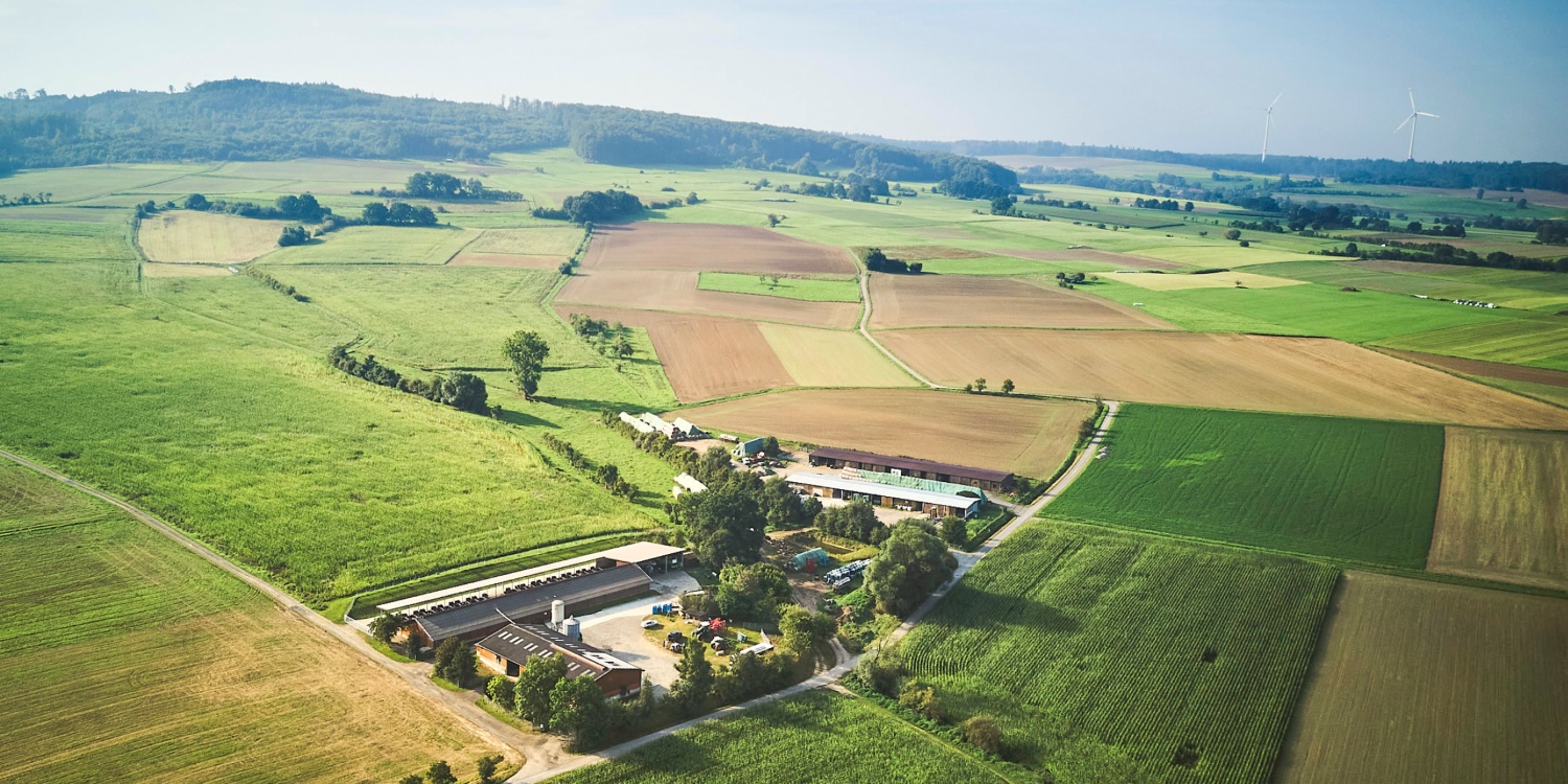 Der Naturland-Hof Fritz-Emmerich von oben.