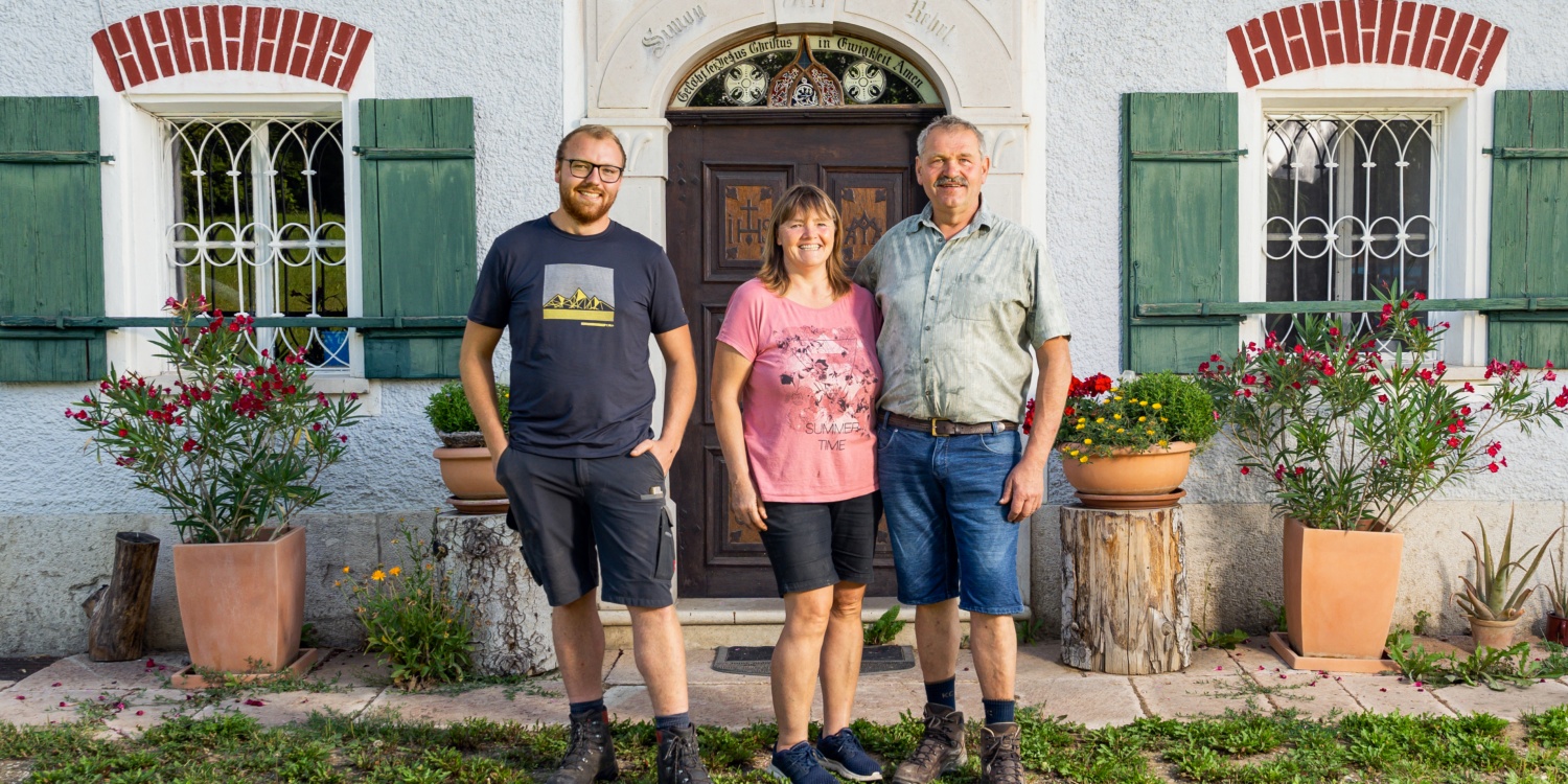 Familie Gruber steht vor ihrem Hofeingang.