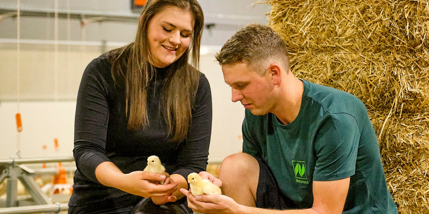 Michael Heuberger und seine Lebensgefährtin halten Küken in den Händen.