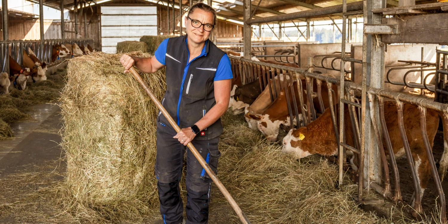 Frau Karch beim misten des Stalls.