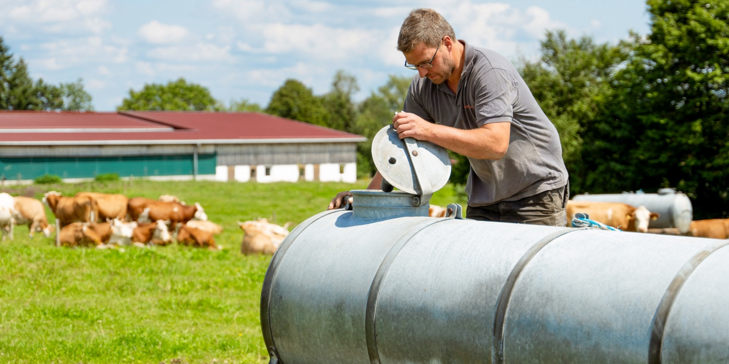 Florian Kreitmair auf dem Feld an einem Silo.