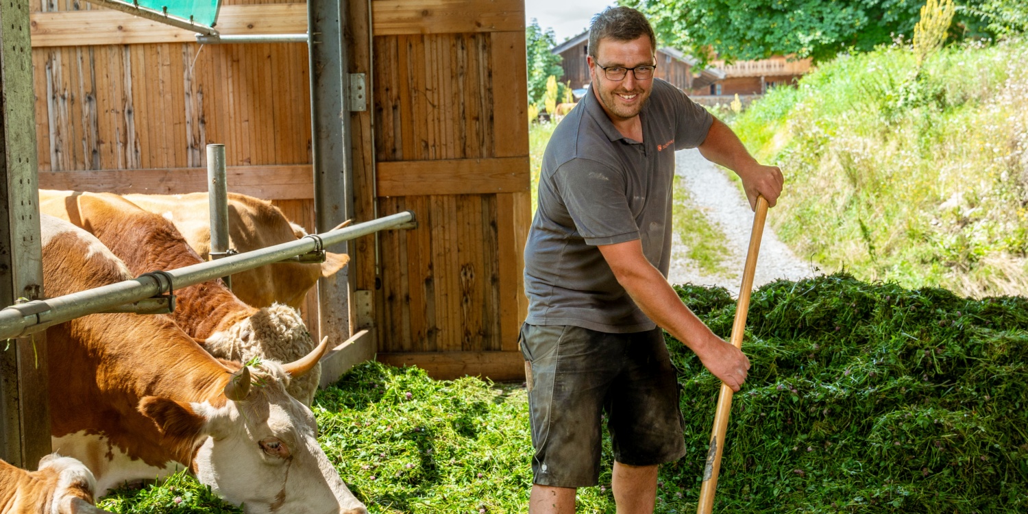 Florian Kreitmair beim Misten des Kuhstalls.