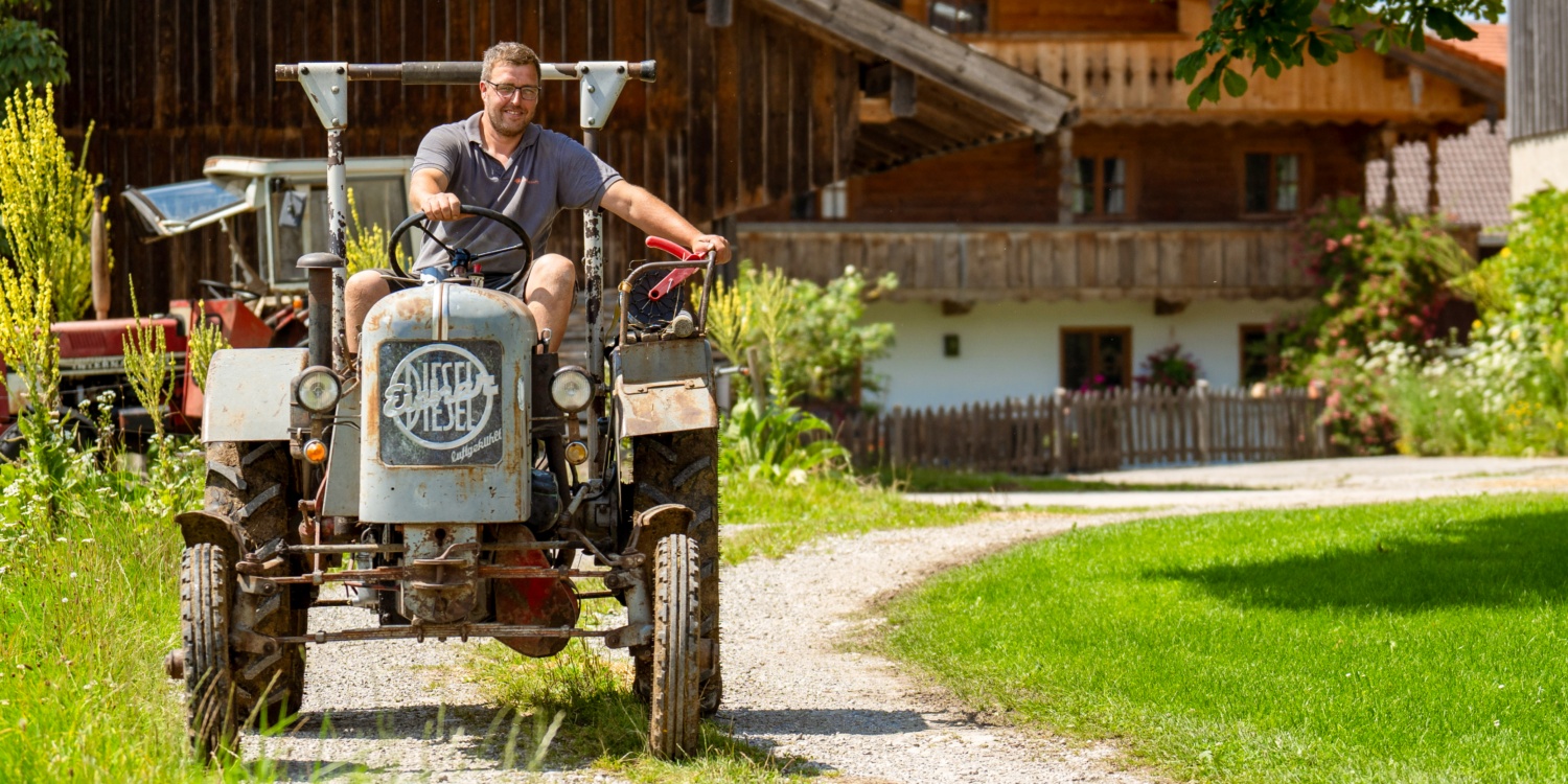 Florian Kreitmair fährt auf dem Traktor.