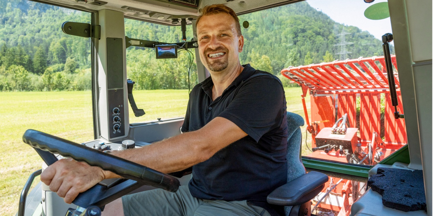 Herr Kronreif im Führerhaus des Traktors.