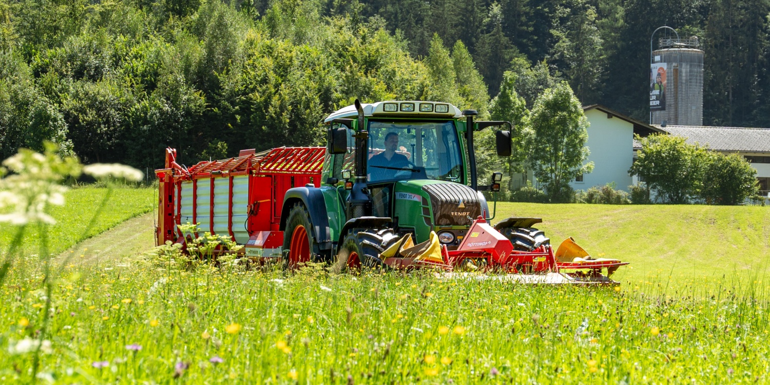 Tracktor fährt über die Felder.