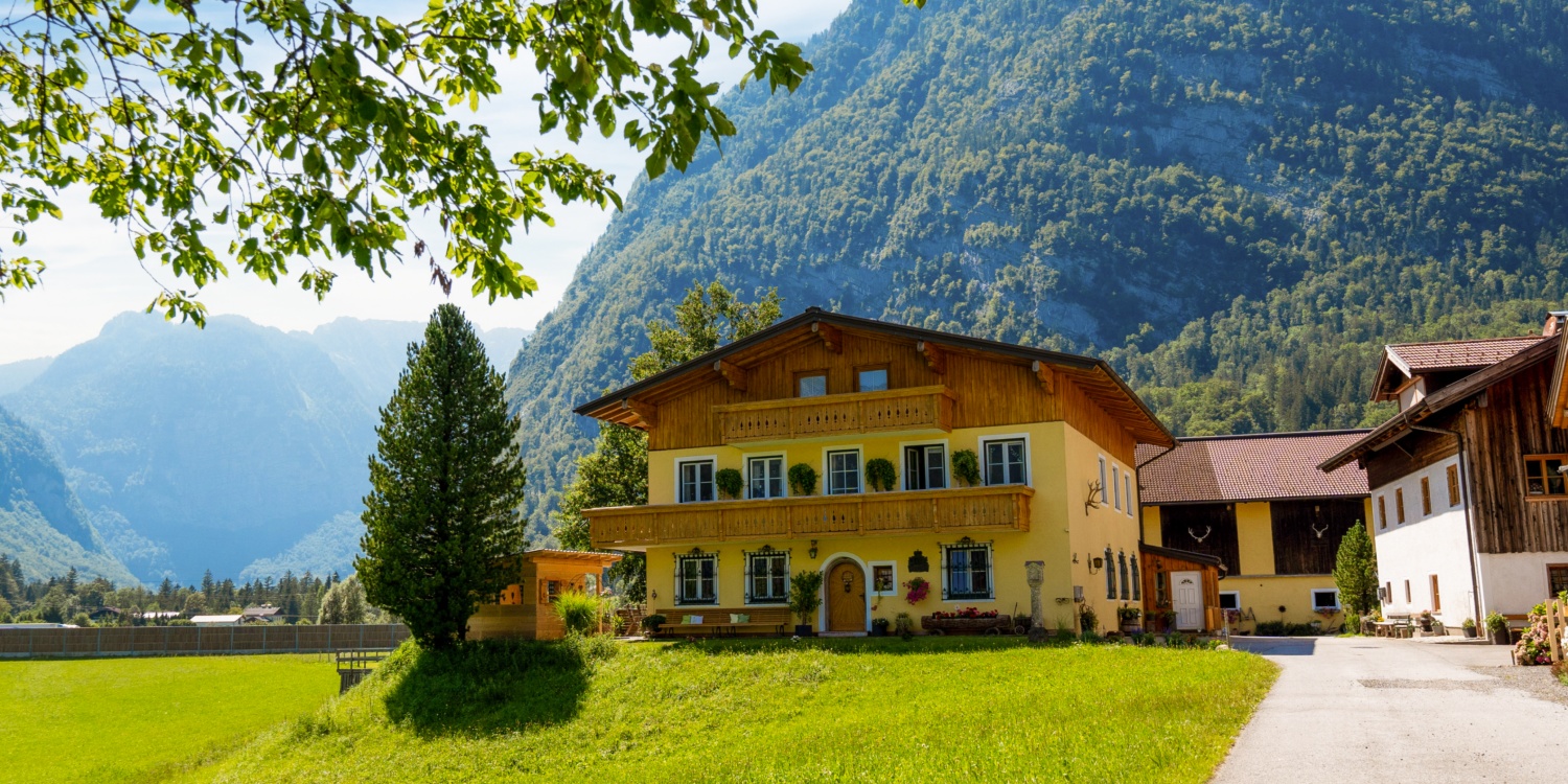 Herr und Frau Kronreif laufen gemeinsam auf einem Weg umgeben von Natur.
