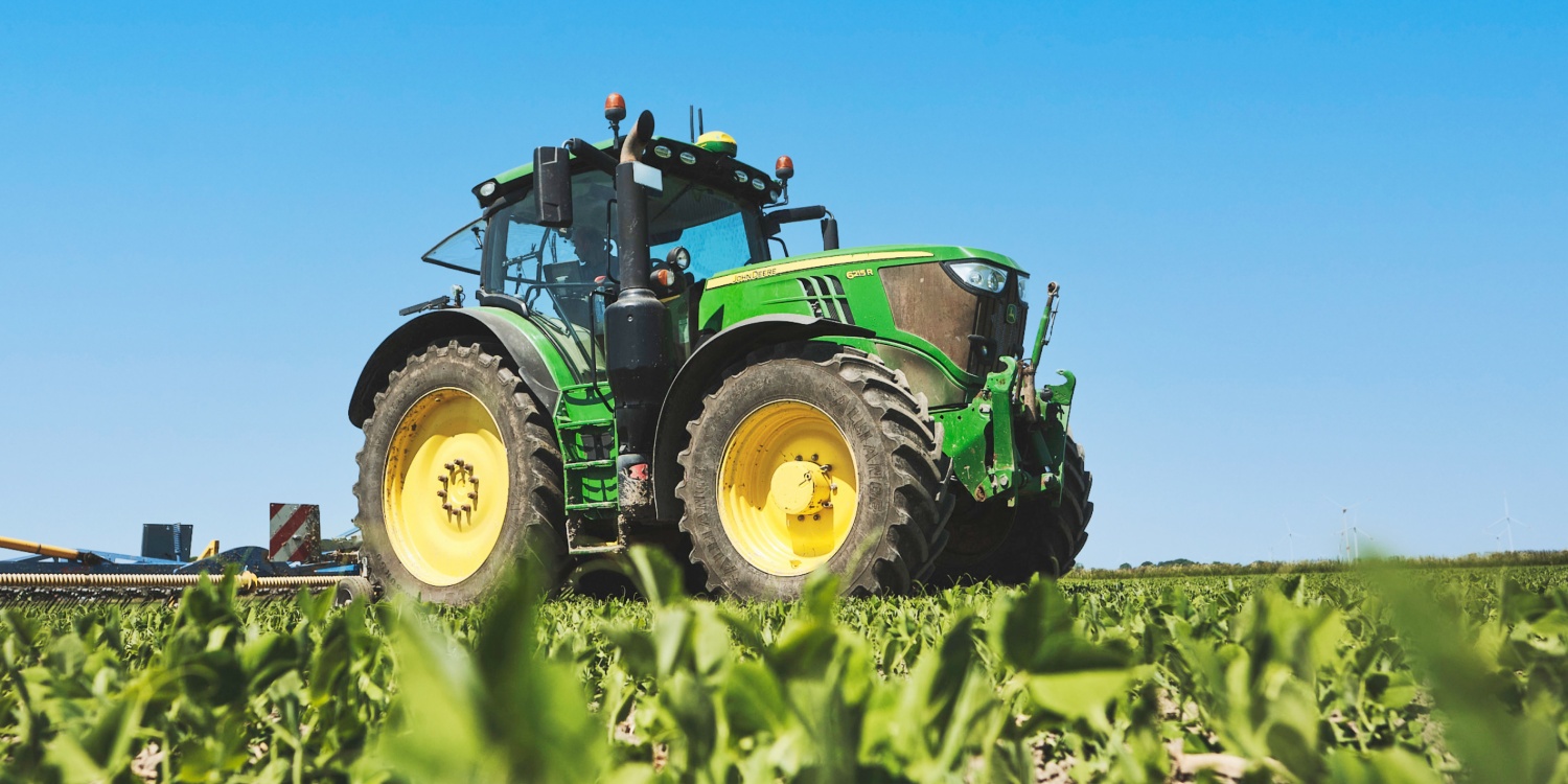 Traktor auf dem Feld.