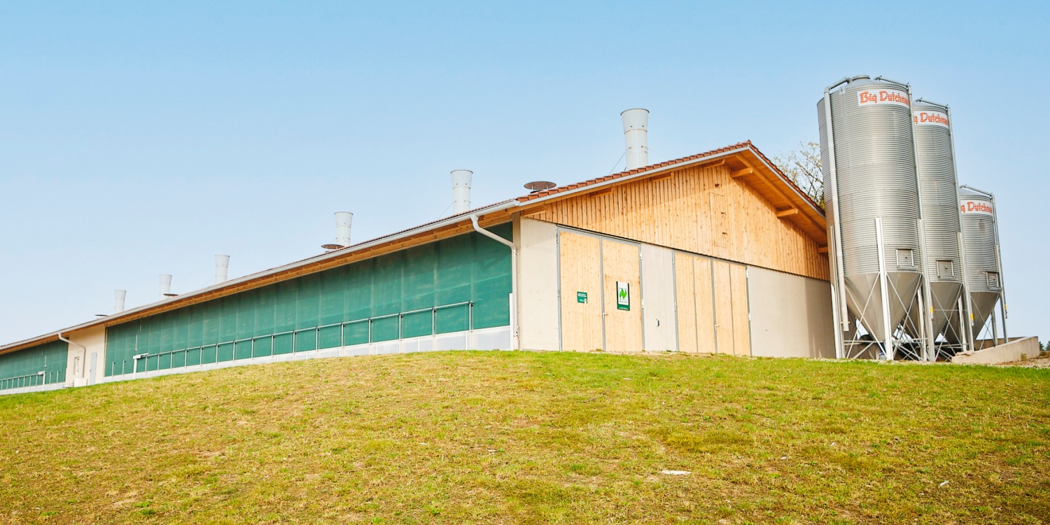 Der Hühnerstall des Naturland-Hofs Ranhör von außen.