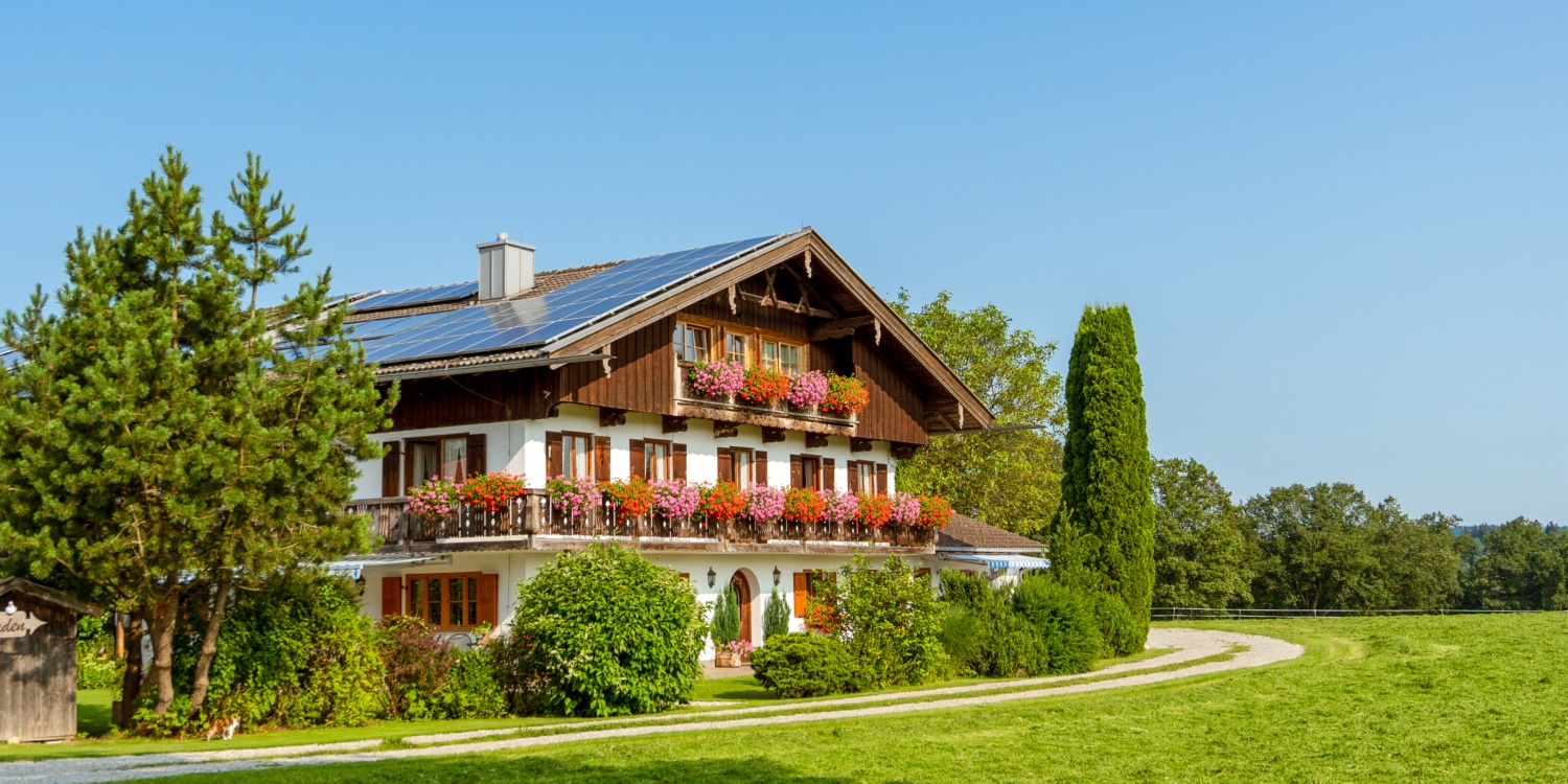 Hof Oberlinner und umliegende Natur.