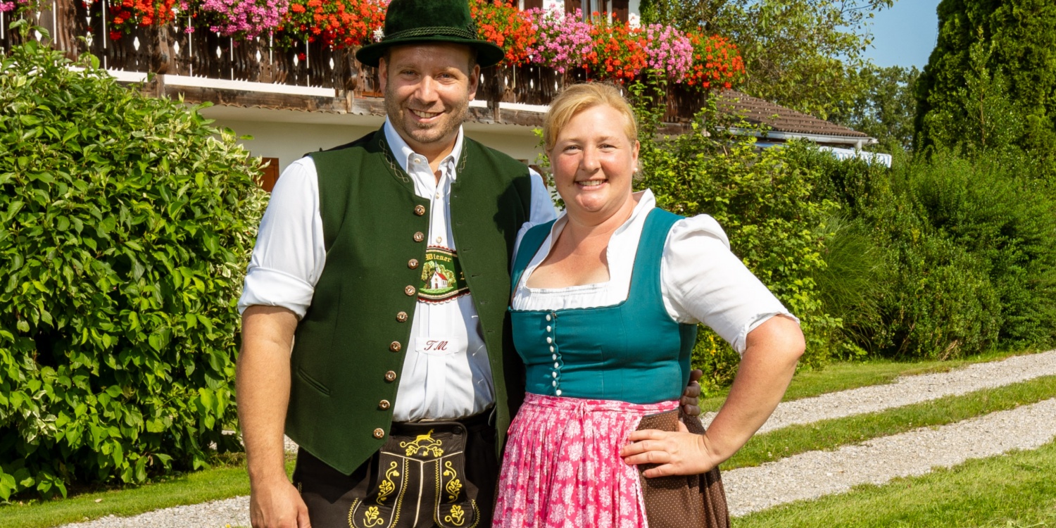 Herr und Frau Müller in traditioneller Tracht.