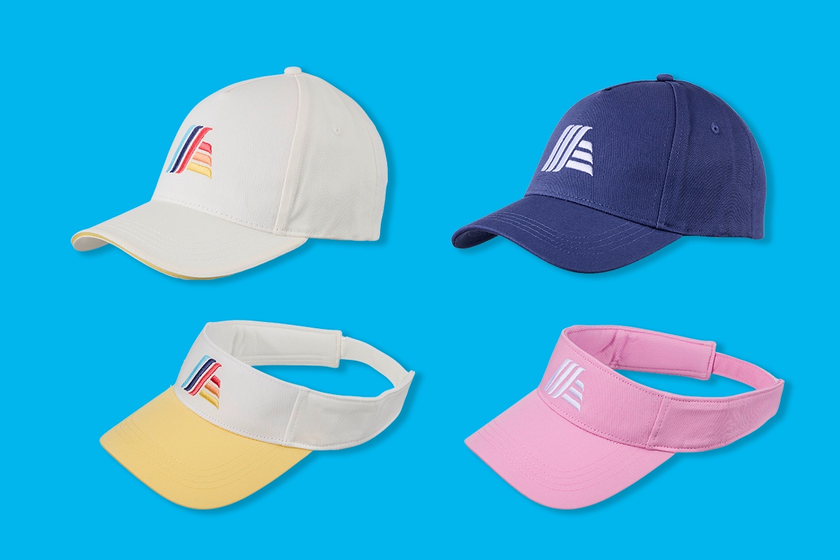 Caps und Visier freigestellt auf blauem Hintergrund.