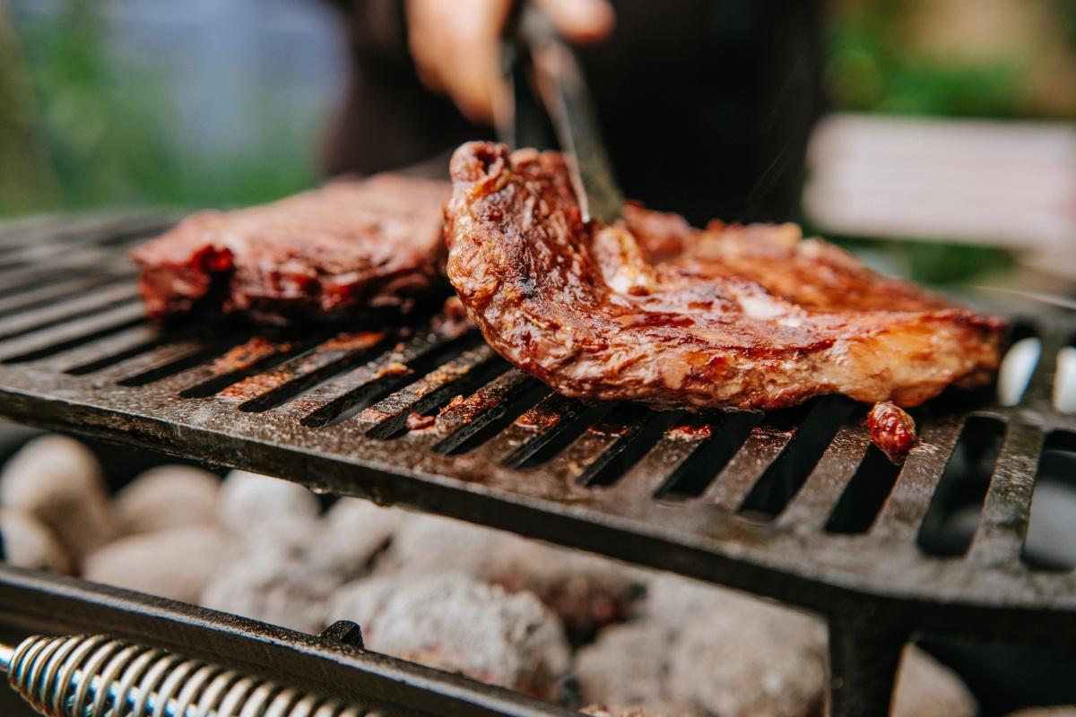 Gegrilltes Steak auf einem Grillrost.