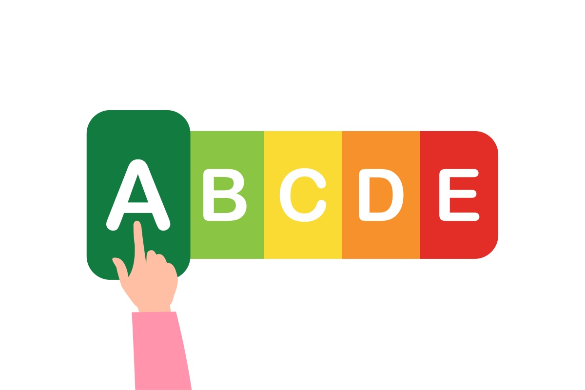 Illustration einer Hand, die auf den grünen Bereich mit dem Buchstaben A auf einer farbcodierten Nährwertskala von A bis E zeigt.