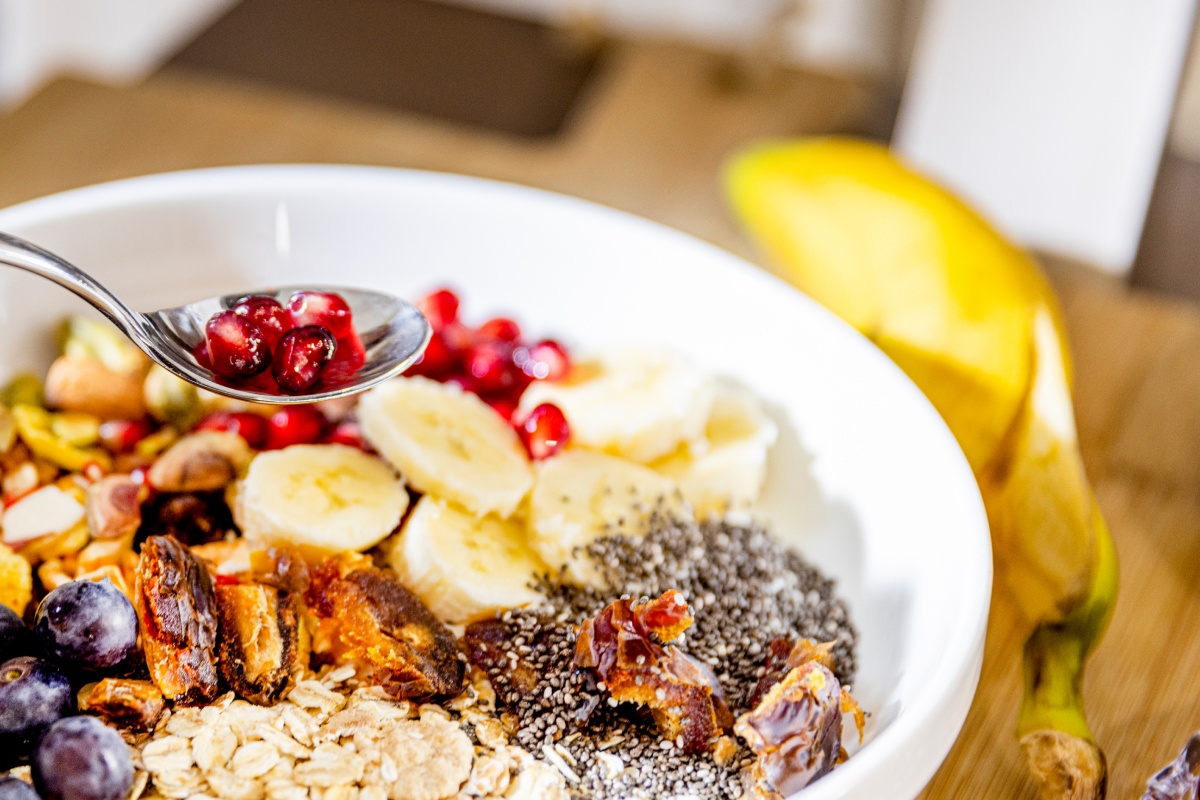Eine Schüssel mit Haferflocken, Bananenscheiben und weiterem Obst.