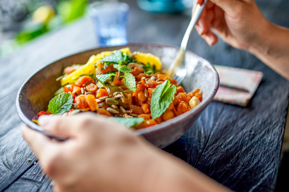Eine Person isst gerade eine vegetarische Bowl.