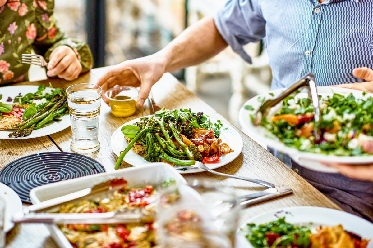 Auf einem Tisch stehen viele vegetarische Gerichte.