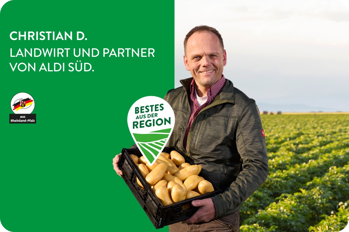 Landwirt mit Korb voller Kartoffeln.