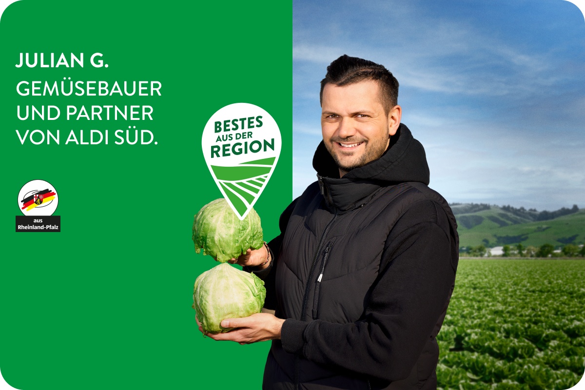 Gemüsebauer mit Salatköpfen.